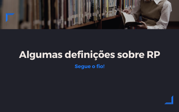 Imagem com fotografia de uma biblioteca e um livro sendo consultado no canto superior direito, com um texto centralizado escrito "Algumas definições sobre Relações Públicas"